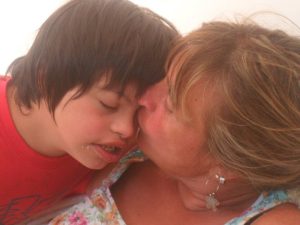 Foto afectuosa de madre e hijo con síndrome de Down
