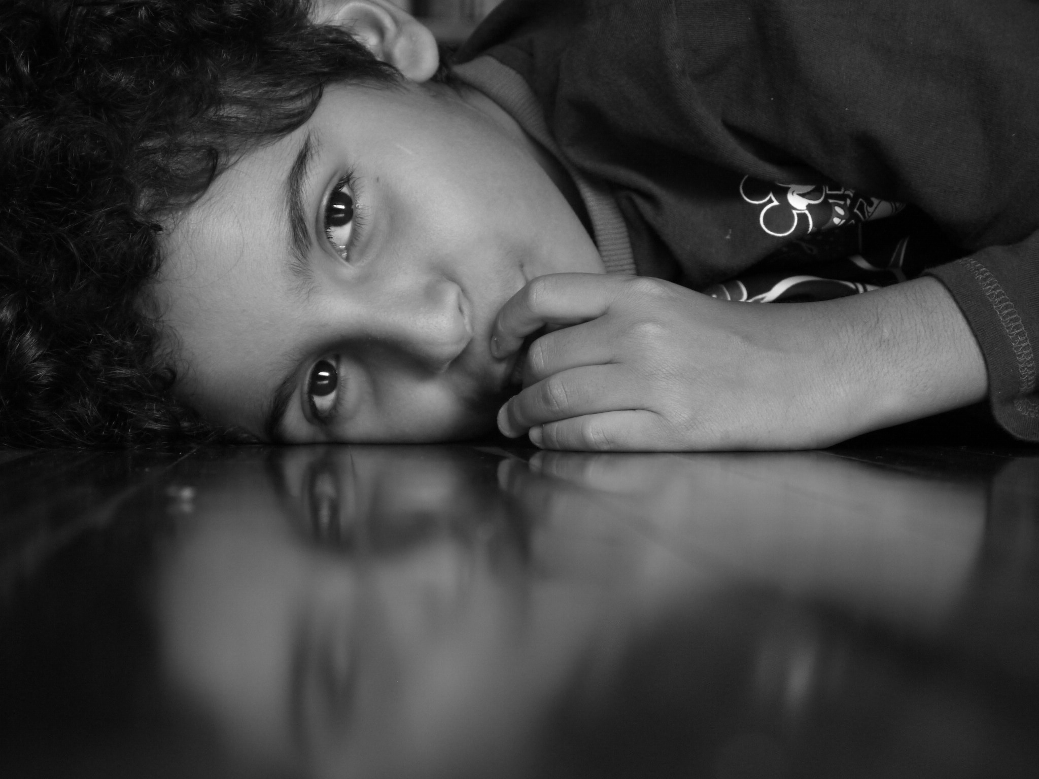 Foto de niño con mirada penetrante.