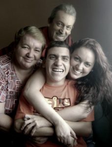 Joven con discapacidad rodeado por su familia