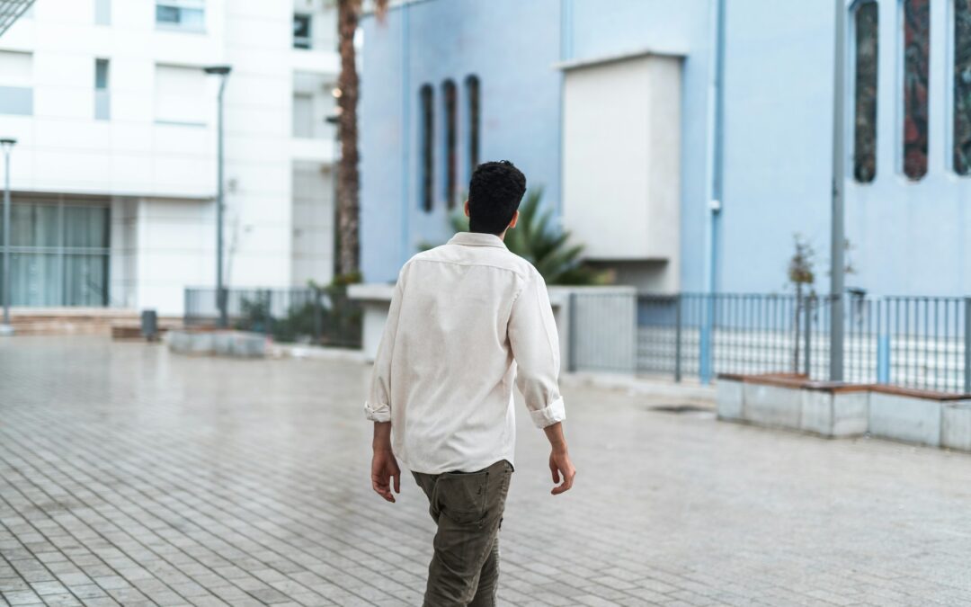 Persona caminando sola por una zona urbana residencial.