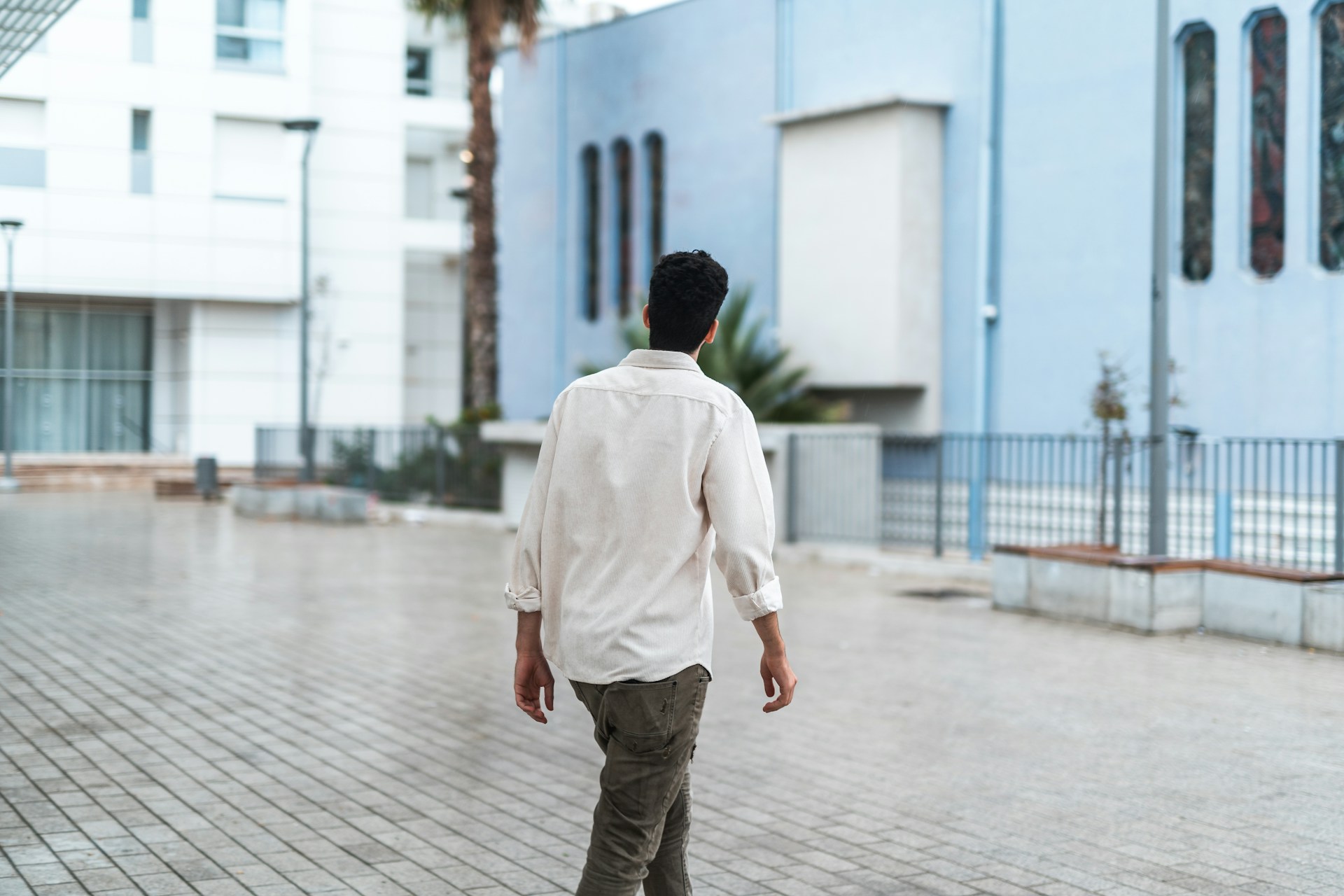 Dignidad del riesgo y autonomía Persona caminando sola por una zona urbana residencial.